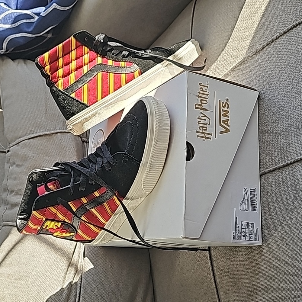 Harry Potter Vans size 6men/ 7.5 women black/Gryffindor sneakers